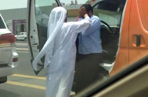 Emirati attacking Indian driver in Dubai 2